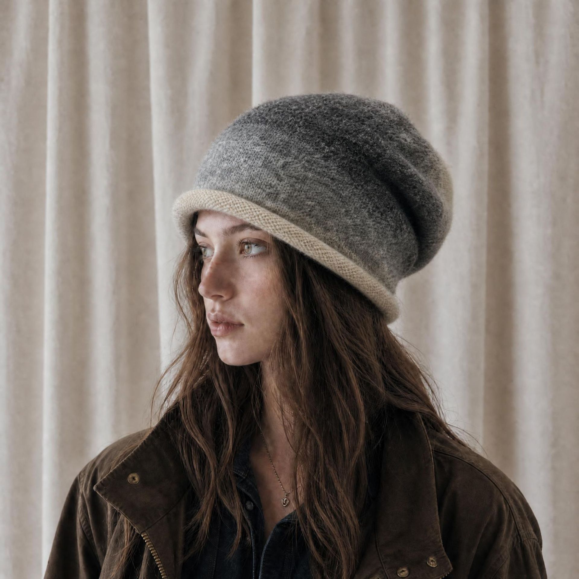 Beanie Cuffed Knit - 女性用ニットビーニーハット、柔らかいフリース素材の冬用帽子、カジュアルなスラウチースカリー、折り返し付きで寒い日の普段使いに最適